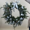 Рождественский венок с птицей и белым декором