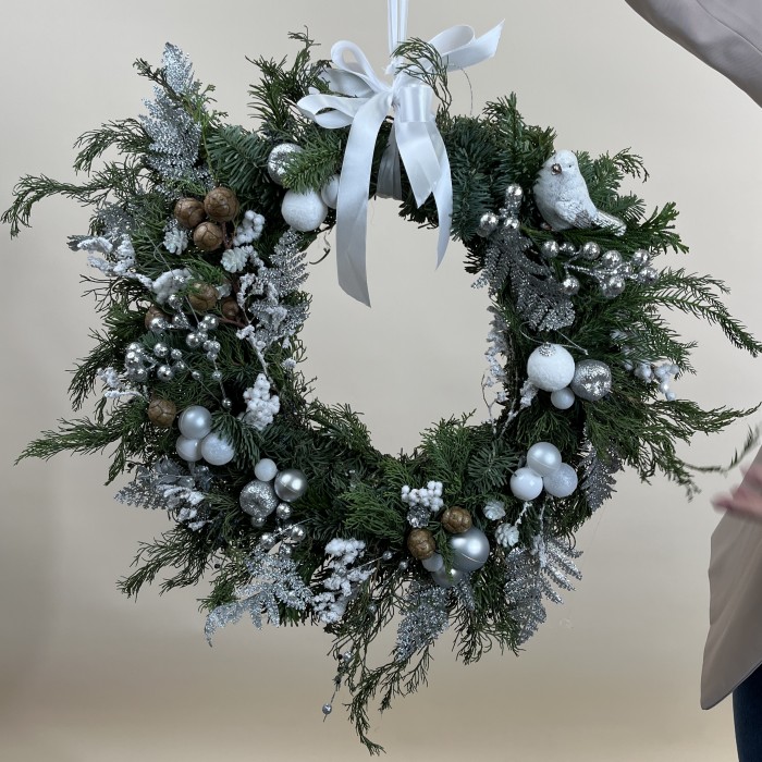 Рождественский венок с птицей и белым декором