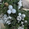 Рождественский венок с птицей и белым декором