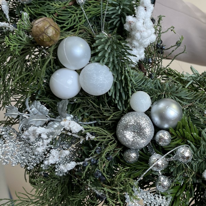 Рождественский венок с птицей и белым декором