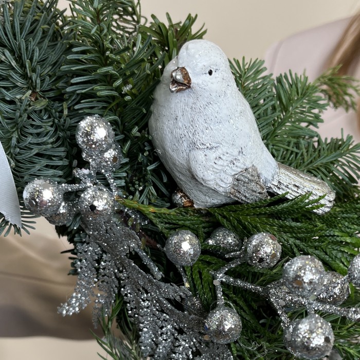 Рождественский венок с птицей и белым декором