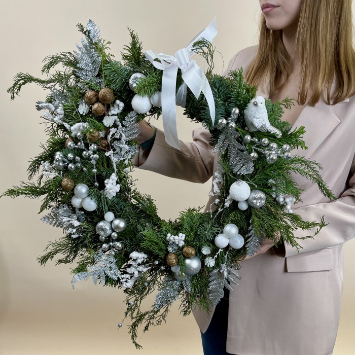 Рождественский венок с птицей и белым декором