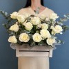 15 белых роз в деревянном ящике