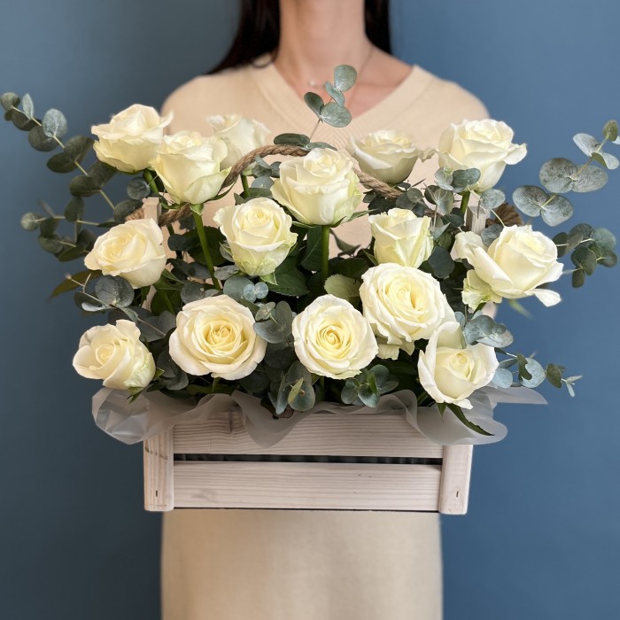 15 белых роз в деревянном ящике