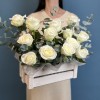 15 белых роз в деревянном ящике