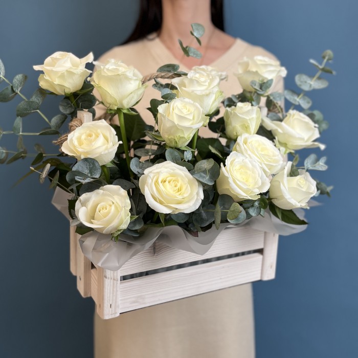 15 белых роз в деревянном ящике