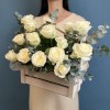 15 белых роз в деревянном ящике