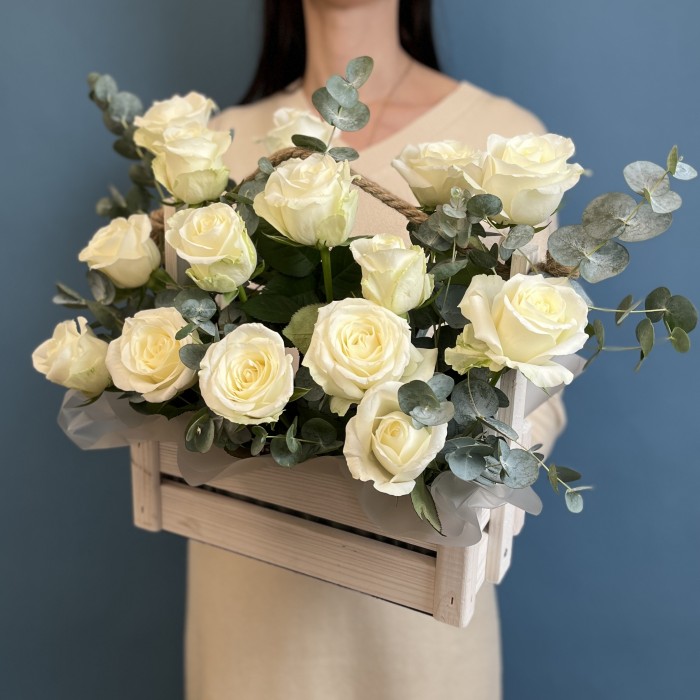 15 белых роз в деревянном ящике