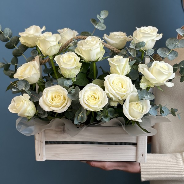 15 белых роз в деревянном ящике