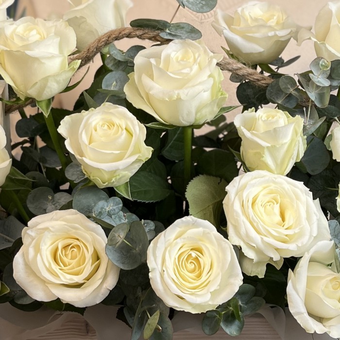 15 белых роз в деревянном ящике