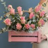15 розовых роз в деревянном ящике