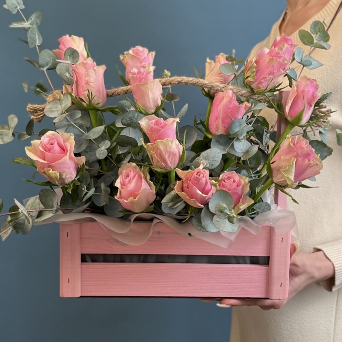 15 розовых роз в деревянном ящике