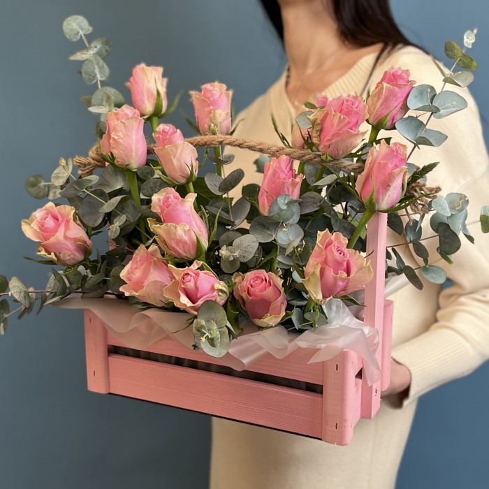 15 розовых роз в деревянном ящике