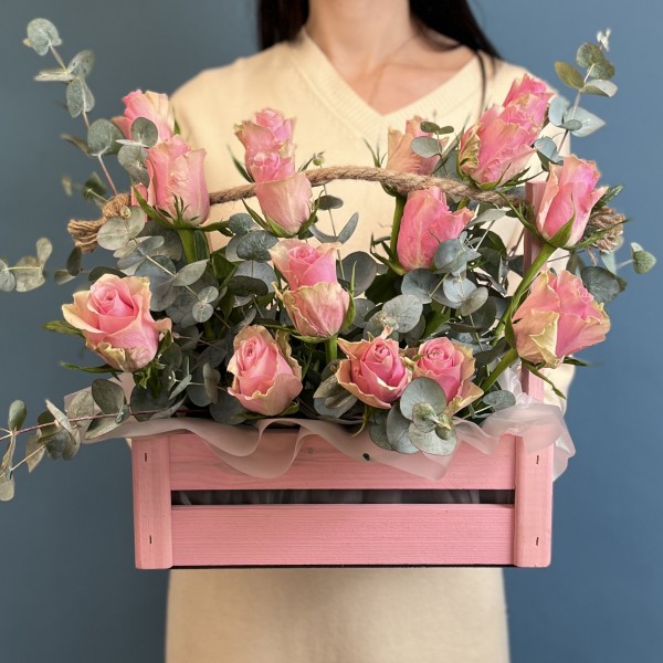 15 розовых роз в деревянном ящике