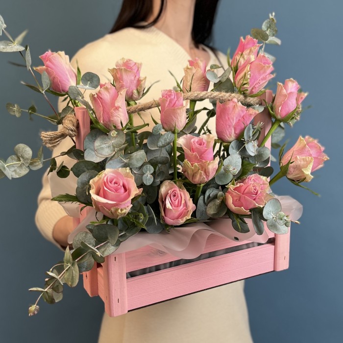 15 розовых роз в деревянном ящике