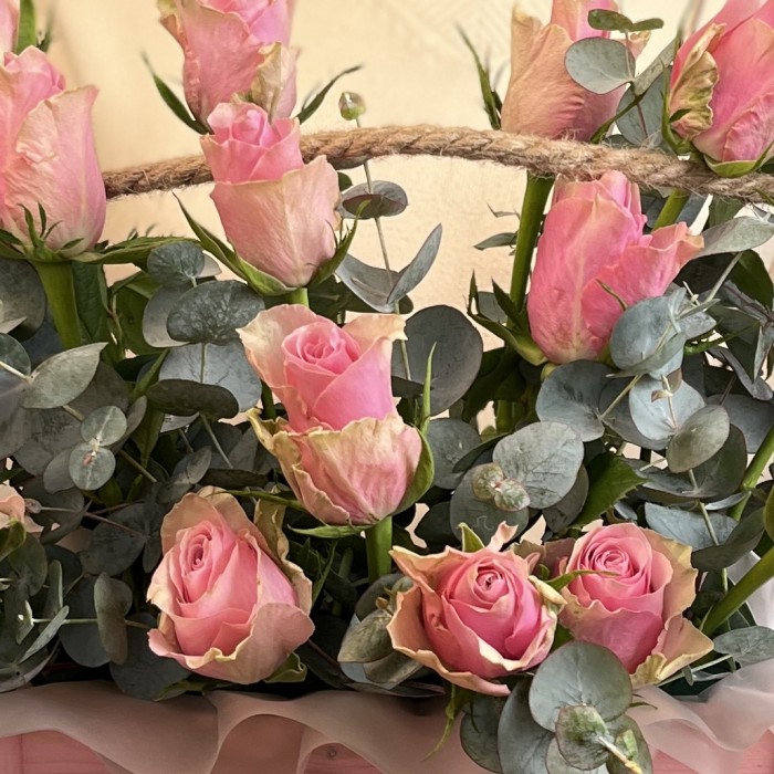 15 розовых роз в деревянном ящике