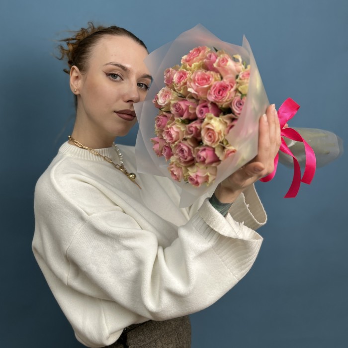 25 роз розовый микс