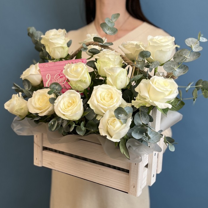 Белые розы в деревянном ящике с 8 марта