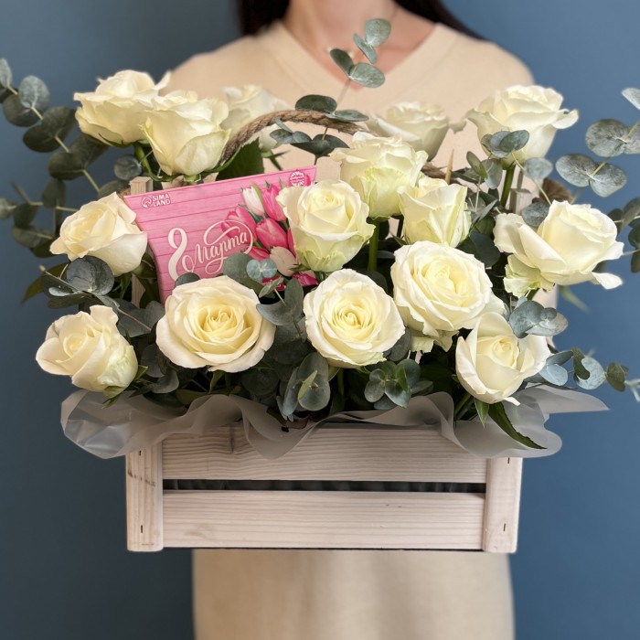 Белые розы в деревянном ящике с 8 марта