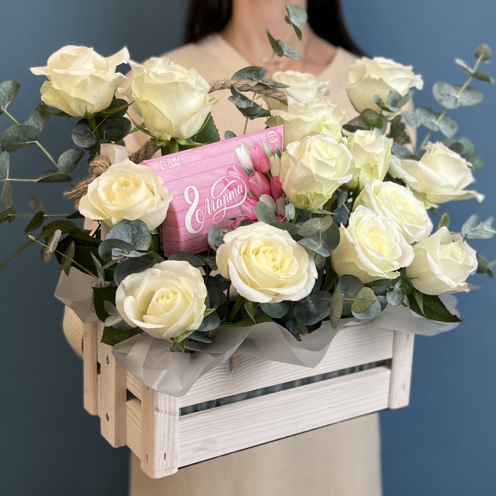Белые розы в деревянном ящике с 8 марта