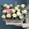 Белые розы в деревянном ящике с 8 марта