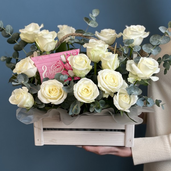 Белые розы в деревянном ящике с 8 марта