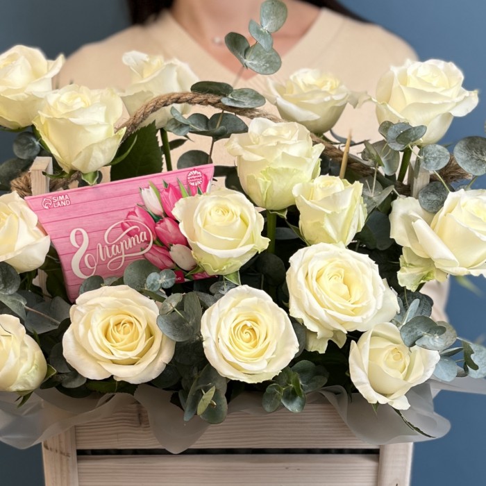 Белые розы в деревянном ящике с 8 марта