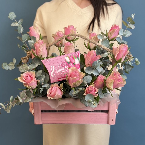 Композиция из розовых роз Поздравляю с 8 марта