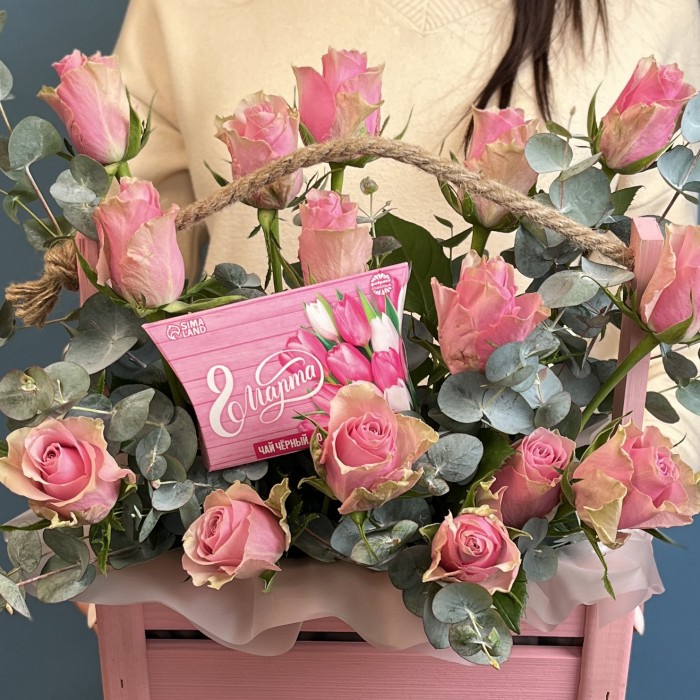 Композиция из розовых роз Поздравляю с 8 марта