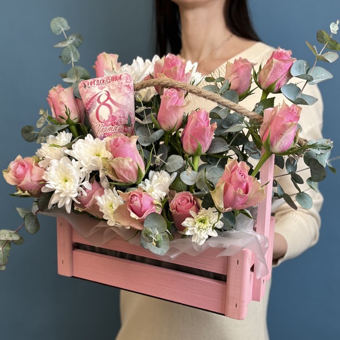 Композиция на 8 марта розовые розы с хризантемой