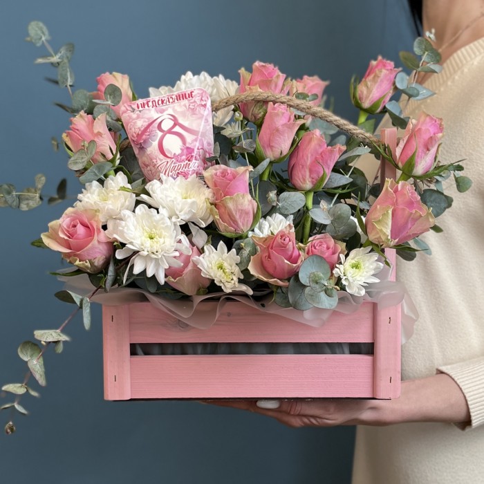 Композиция на 8 марта розовые розы с хризантемой