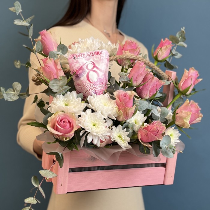 Композиция на 8 марта розовые розы с хризантемой