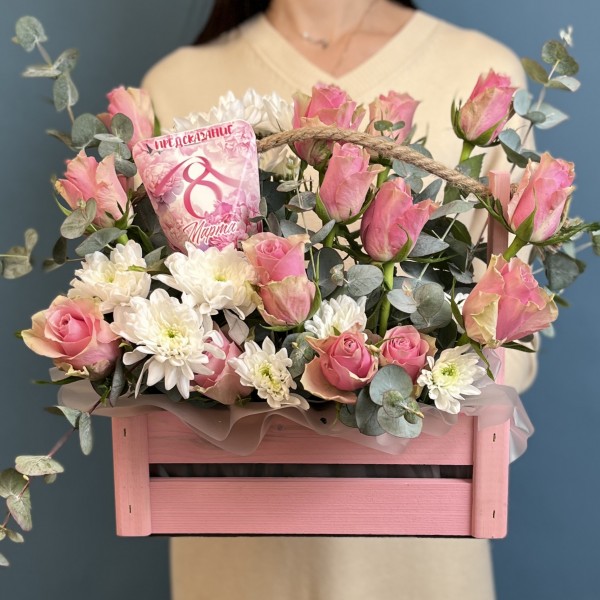 Композиция на 8 марта розовые розы с хризантемой