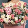 Композиция на 8 марта розовые розы с хризантемой
