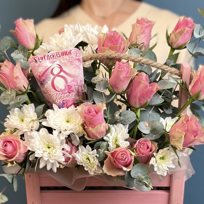 Композиция на 8 марта розовые розы с хризантемой
