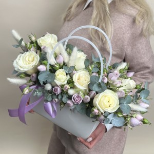 Букет дня  в коробке с розами Валенсия