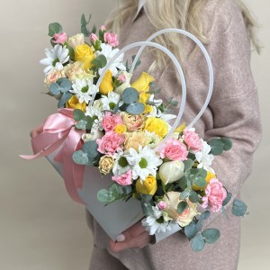 Букет дня в коробке с розами Лето