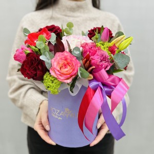 Букет дня в коробке с розами Украшение