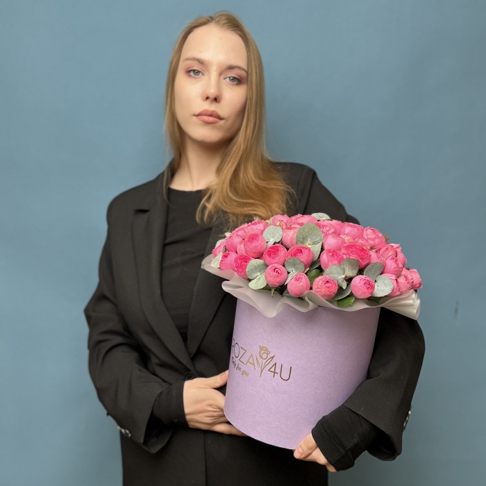 15 кустовых розовых роз Жизель в коробке