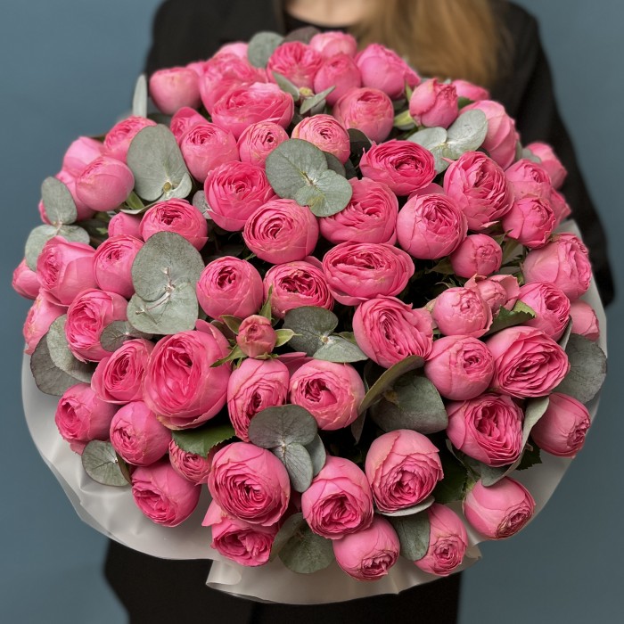 15 кустовых розовых роз Жизель в коробке