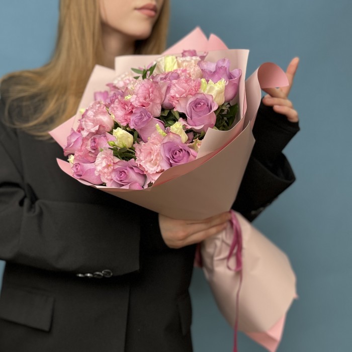 Букет сиреневых роз и эустом Нежные воспоминания