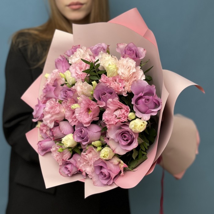 Букет сиреневых роз и эустом Нежные воспоминания