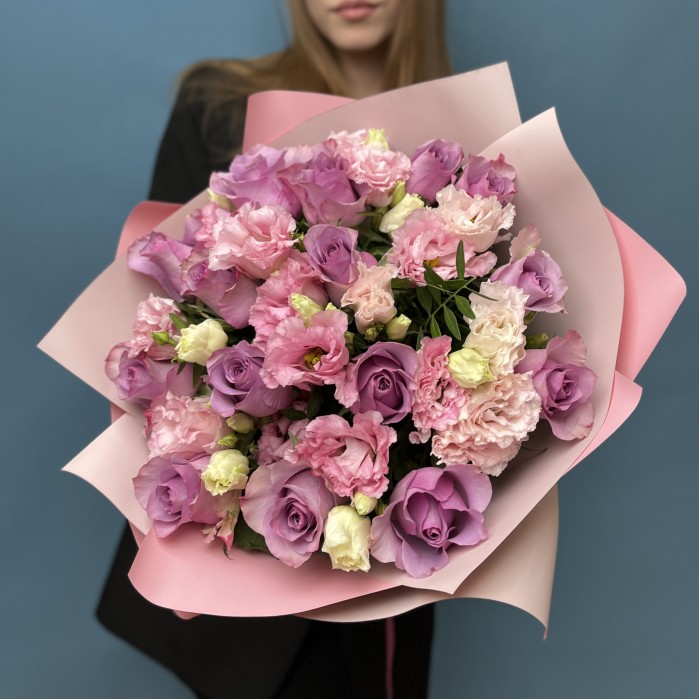 Букет сиреневых роз и эустом Нежные воспоминания