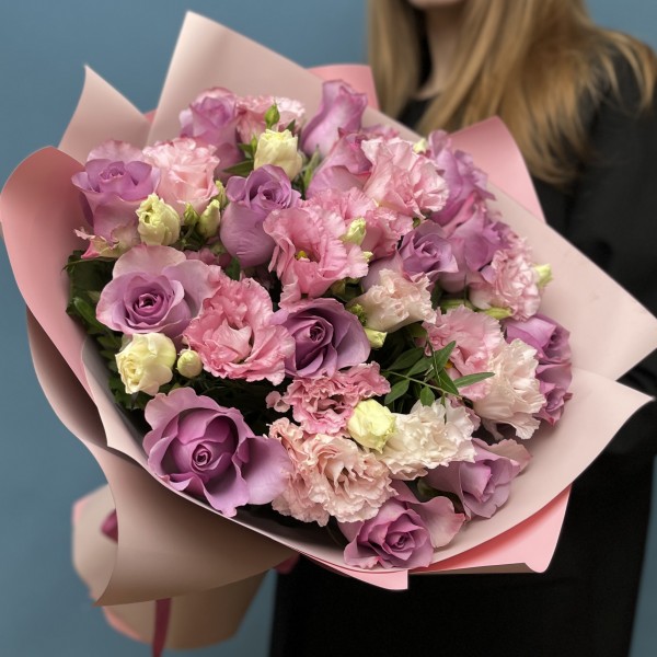 Букет сиреневых роз и эустом Нежные воспоминания