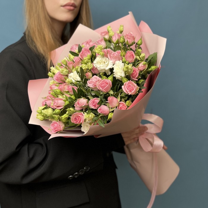 Нежный букет розовых роз с эустомой