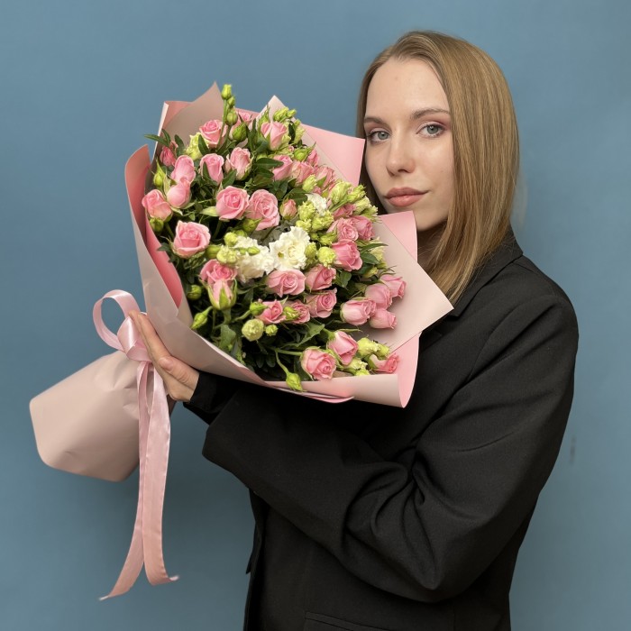 Нежный букет розовых роз с эустомой