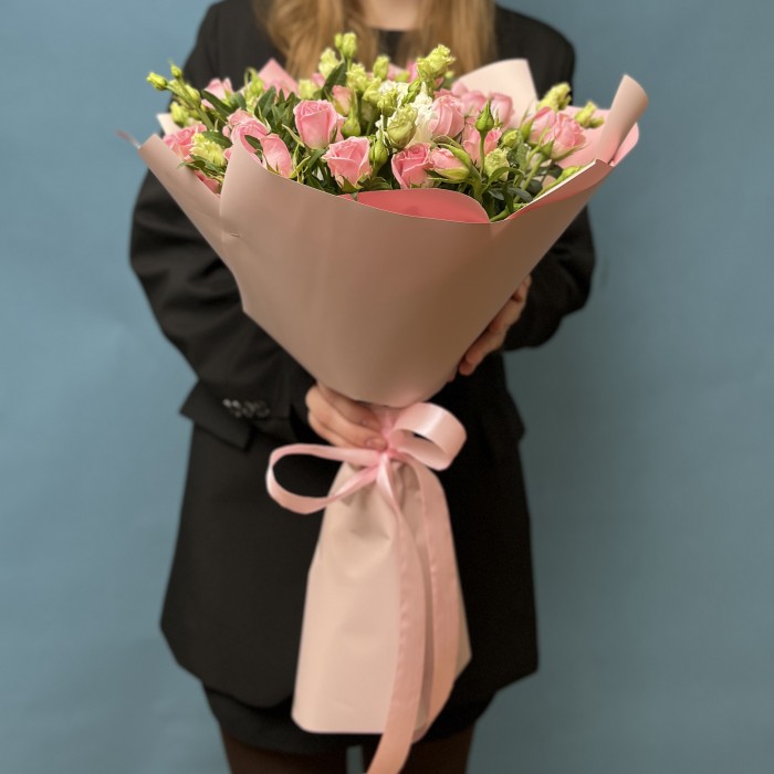 Нежный букет розовых роз с эустомой
