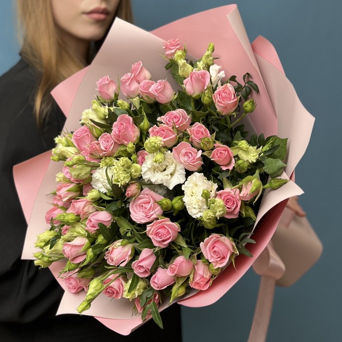 Нежный букет розовых роз с эустомой