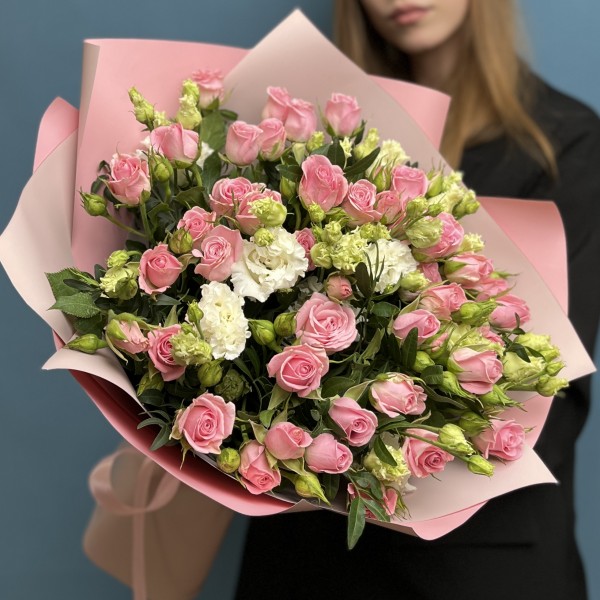 Нежный букет розовых роз с эустомой