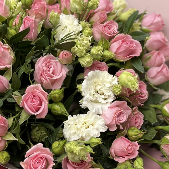 Нежный букет розовых роз с эустомой
